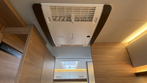 Deluxe – Integral Weinsberg Caracore 700MEG Automatic + WIFI on the road
