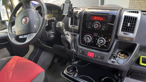 Haast kan de klere krijgen – Fiat bus camper for 2 people