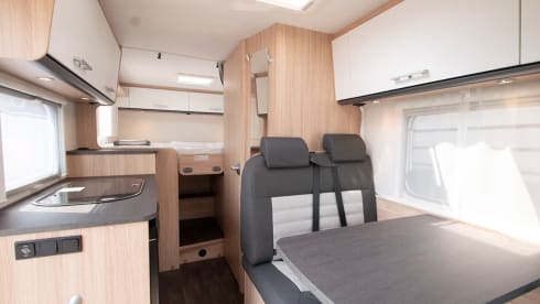 Luxe Sunlight V66 Adventure, semi-integrated camper