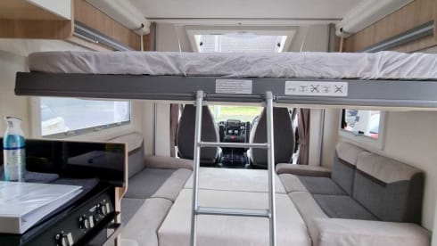Betty Bob – Betty Bob is een luxe automatische camper met 5 zitplaatsen en 6 slaapplaatsen 