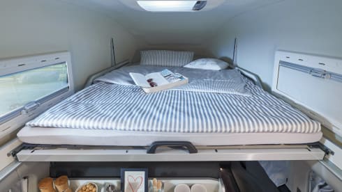D'eropuit – New campervan Ford Nugget Plus with high roof - 4 people