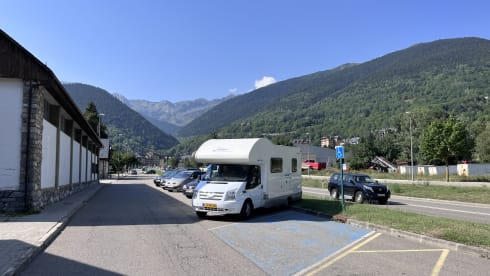 Luxurious neat family camper, 6 seats + belt, fully furnished