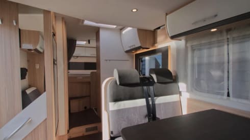 Sunlight T65 – Hele mooie ruime 4 persoons Sunlight camper uit 2022, veel bergruimte.