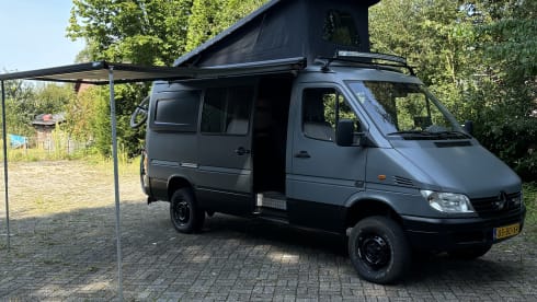 4p Mercedes-Benz campervan uit 2002