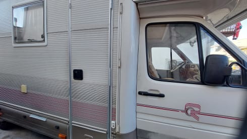 EvEn – Comfortable camper with 7 travel places and 7 sleeping places,