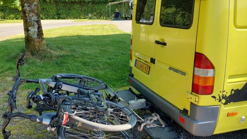 2-4p adventurous Mercedes-Benz bus camper 