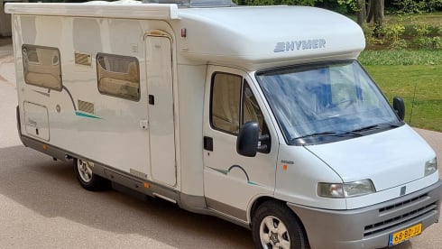 Camper verhuur Deurne – Complete hymer camper with inventory for rent 4p air conditioning