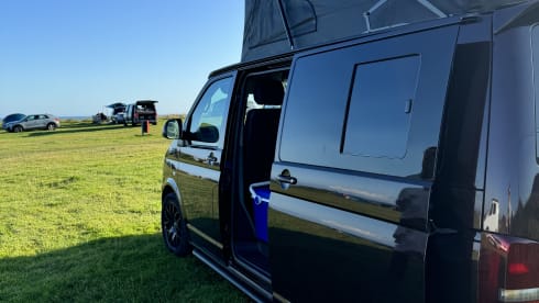 Aubergine Dream Machine – Newly Converted T5 Campervan 4 berth