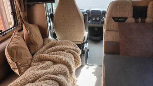 Thelma – Spacious and flexible 6 berth Swift Edge 476