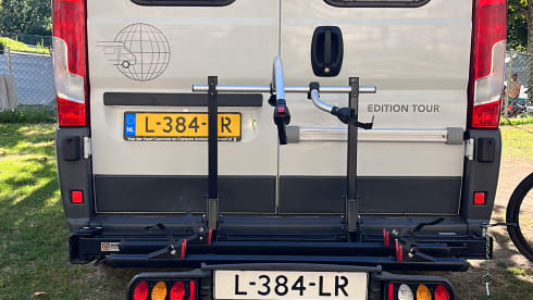 Luxurious and sustainable bus camper (automatic) with light interior and many extras