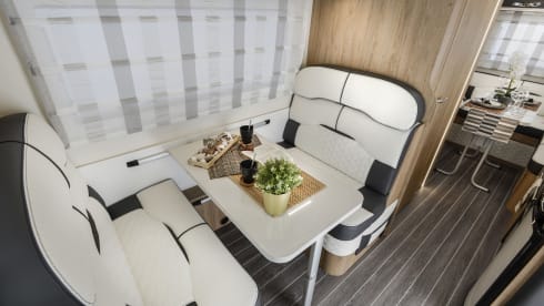 Phoenix – Roller Team Auto-Roller 747 (2025) 4-6 posti letto automatico - completamente assicurato