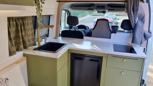 De EcoExpress – New: Luxury gas-free off-grid camper