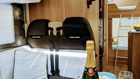 Bateau semi-intégré Swift 6 couchages de 2018