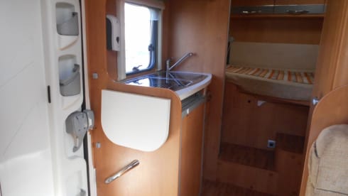 EASY 8 MOTORHOME HIRE JUST TURN UP AND GO
