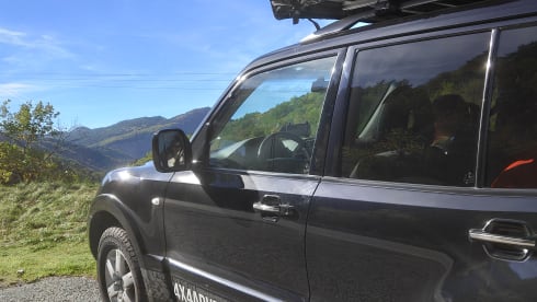 4x4 Mitsubishi Pajero with large roof tent