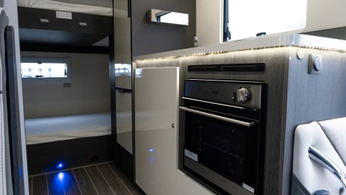 VEU – Large 6 Berth Motorhome | Air Conditioned | WiFi | Spacious 