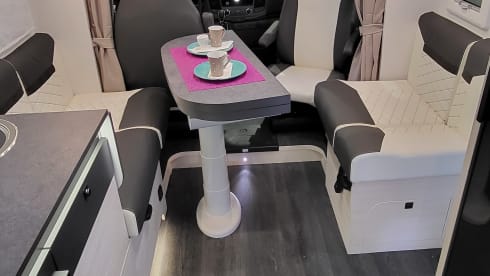 4p Challenger bus from 2023