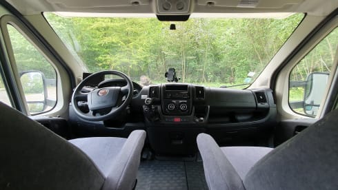Lucky – Spacious and complete camper (7p-2012-euro5)