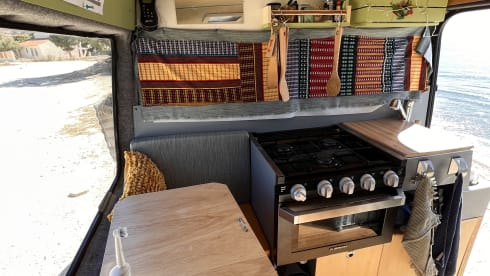 Komeet – Adventurous Mercedes Sprinter for rent!