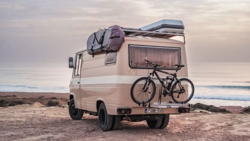 Germaine – Unique Mercedes classic car and off-grid camper