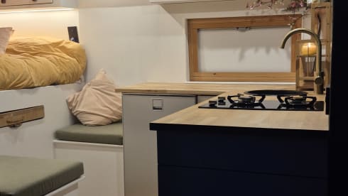 De Gele Rakker – Peugeot-Bus mit 2 Sitzen aus dem Jahr 2015