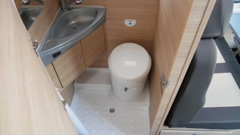 Carado 5.40 meter Buscamper, 2 sleeping - 4 seats.