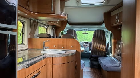 Spacious Luxury 2P Hymer Semi-integrated