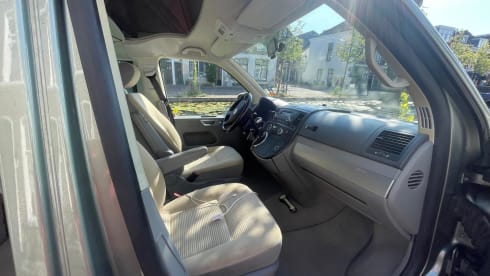 Camper Volkswagen per 4 persone, modello 2026.