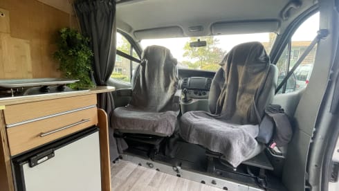 2p Renault campervan uit 2004