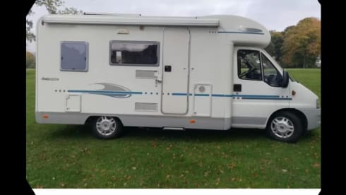 Viervoeter vriendelijk – 4p Adria Mobil semi-integrated from 2005