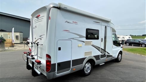 Nice compact Ford camper!