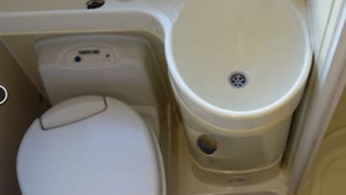 Mardy – Well maintained 3 person camper (alcove) for rent