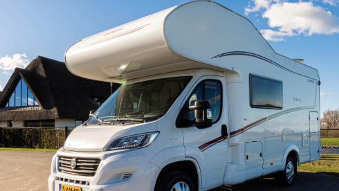 Luxurious & Compact 6-person camper with bunk beds
