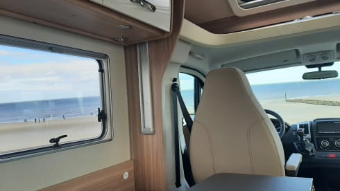 Campi – Luxury 2p Bürstner with queen bed, air conditioning and inverter 