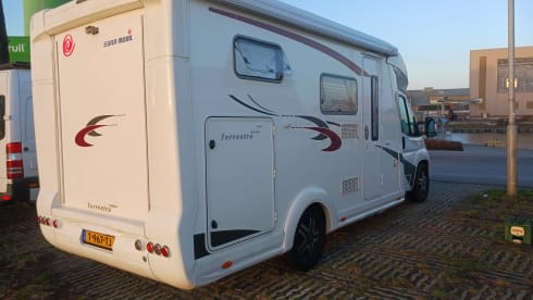 Very comfortable 3 p offgrid camper Eura Mobil