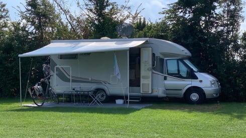 4p LMC semi-integrated with awning, air conditioning and cruise control.