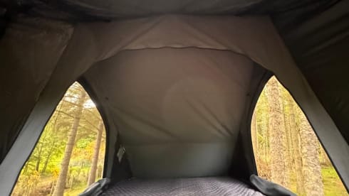 Adventurer  – Landrover 90 with ikamper tent sleeps 2 