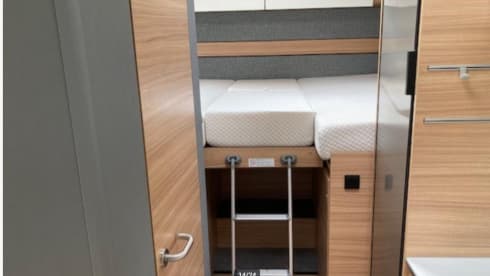 P-599-LP – Luxurious and comfortable Dethleffs 6812 Just 90 with single beds