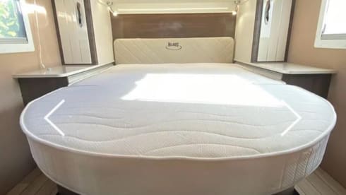 4 person luxury motorhome Fiat semi-integrated 