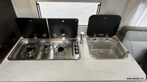 Benimar met queensbed, grote keuken en electrische fietsendrager