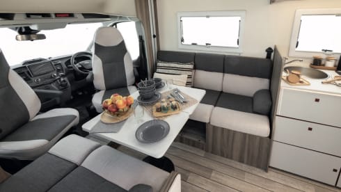 4 sleeper Compact - Automatic and  – New Compact 4 berth auto - Wi-Fi and lounge