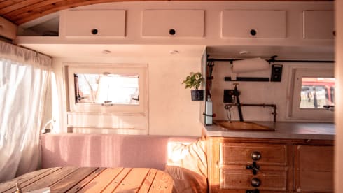 Selma – Unique army bus and off grid camper