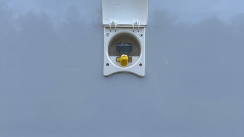 Location de camping-car semi-intégré de luxe Benimar – automatique – 5 places – 2026