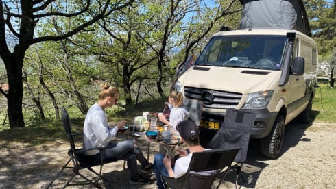 Super nice 4x4 Mercedes bus camper
