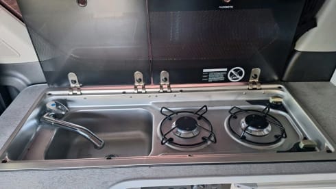 VEL – Toyota campervan met 2 slaapplaatsen uit 2009
