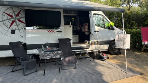 Spacious and luxurious bus camper for 2 people