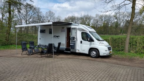 Very luxurious 2-3p Laika semi-integrated camper