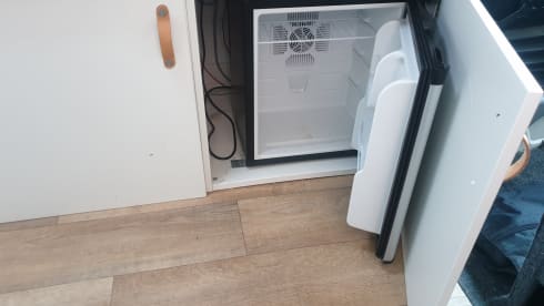 Jazzy – Volkswagen LT35 campervan from 2004, for 2 people