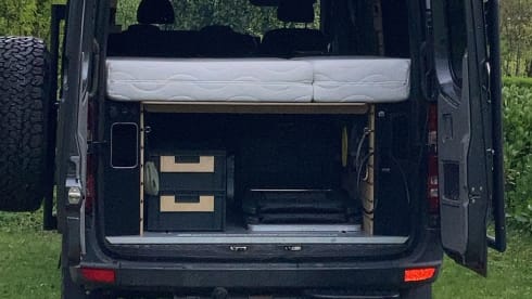The Beast expeditie camper – 3p Mercedes-Benz bus from 2023