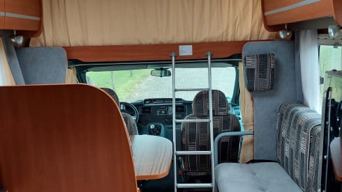 Campie  – Spacious 5p camper with XXL garage 